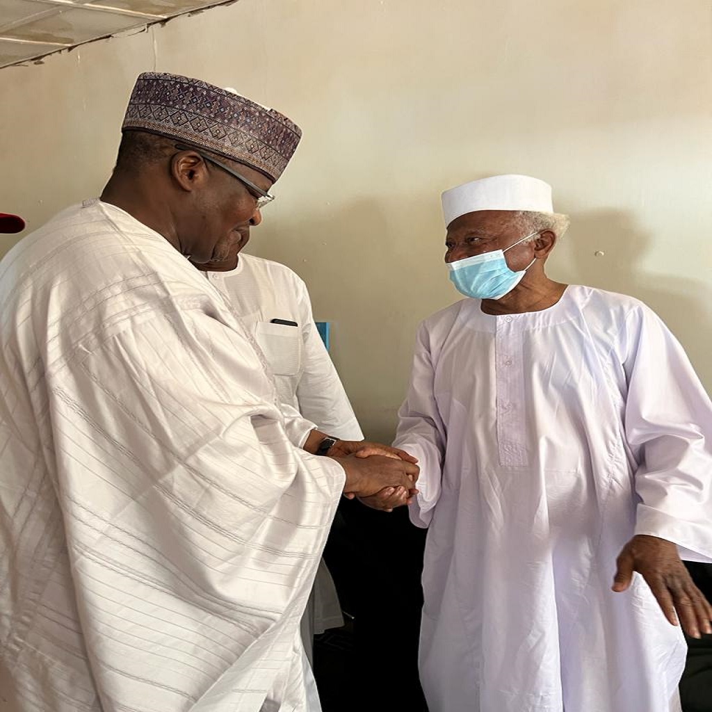 EVC with Former Minister of Agriculture Alhaji Sani Zangon Daura at late Gwadabe residence 2