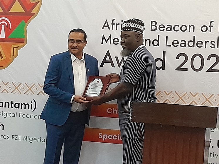 L-R: Dr. Krishnan Ranganath, Regional Executive-West Africa at the Africa Data Centres (ADC) receiving the ‘Man of the Year’ award,” from Mr. Ken Nwogbo, Founder and Editor-in-Chief of Nigeria CommunicationsWeek / Converner of Africa’s Beacon of Information and Communications Technology Merit and Leadership Award at the weekend in Lagos.