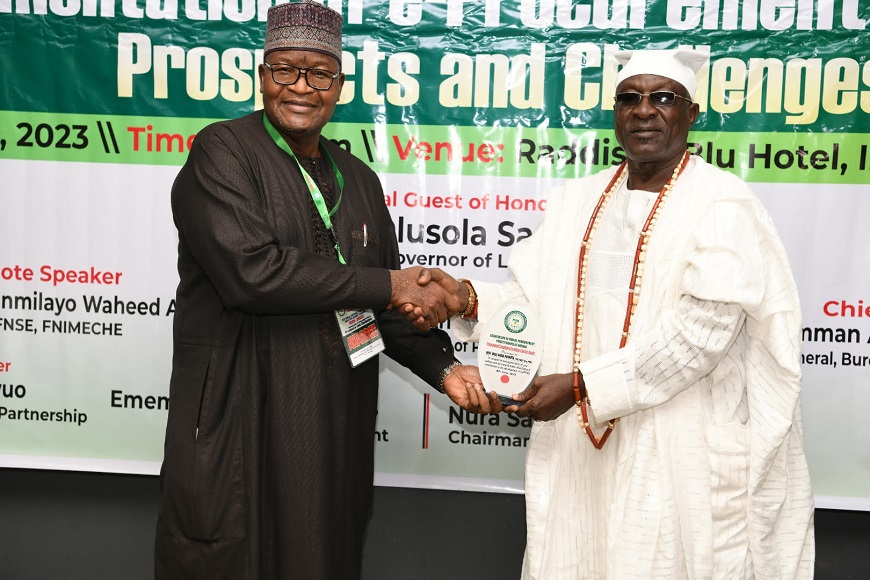 L-R: Prof Umar Garba Danbatta, Executive Vice Chairman/Chief Executive Officer, Nigerian Communications Commission (NCC) and Chief Ahmed Akasoro, The Ashogbon of Lagos, at the presentation of the Procurement Compliance Excellence Service Award to Danbatta during the 3rd Annual National Conference/Induction Award Ceremony by the Association of Public Procurement Practitioners of Nigeria (APPON) held in Lagos recently (Thursday June 8, 2023)