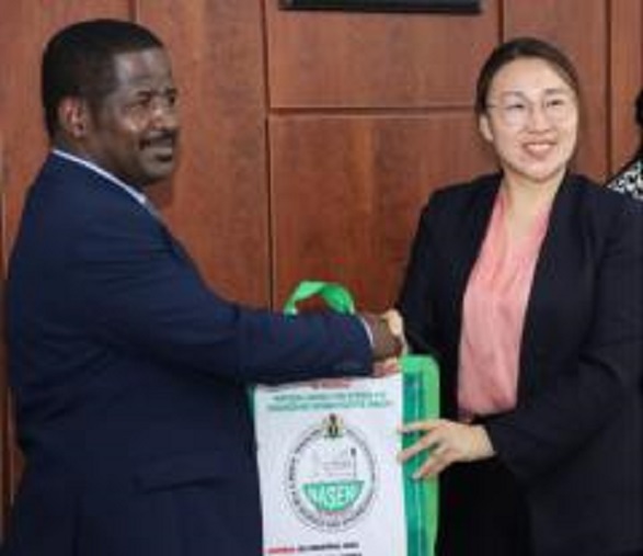 Dr. Bashir Gwandu, Executive Vice Chairman/CEO of National Agency for Science and Engineering Infrastructure (NASENI), presenting a sourvenir to Ms. Joyce Chen, Founder, LEMI Technology, China during a business delegation by visit by the company to the Agency's headquarters in Abuja on Monday July 17, 2023.