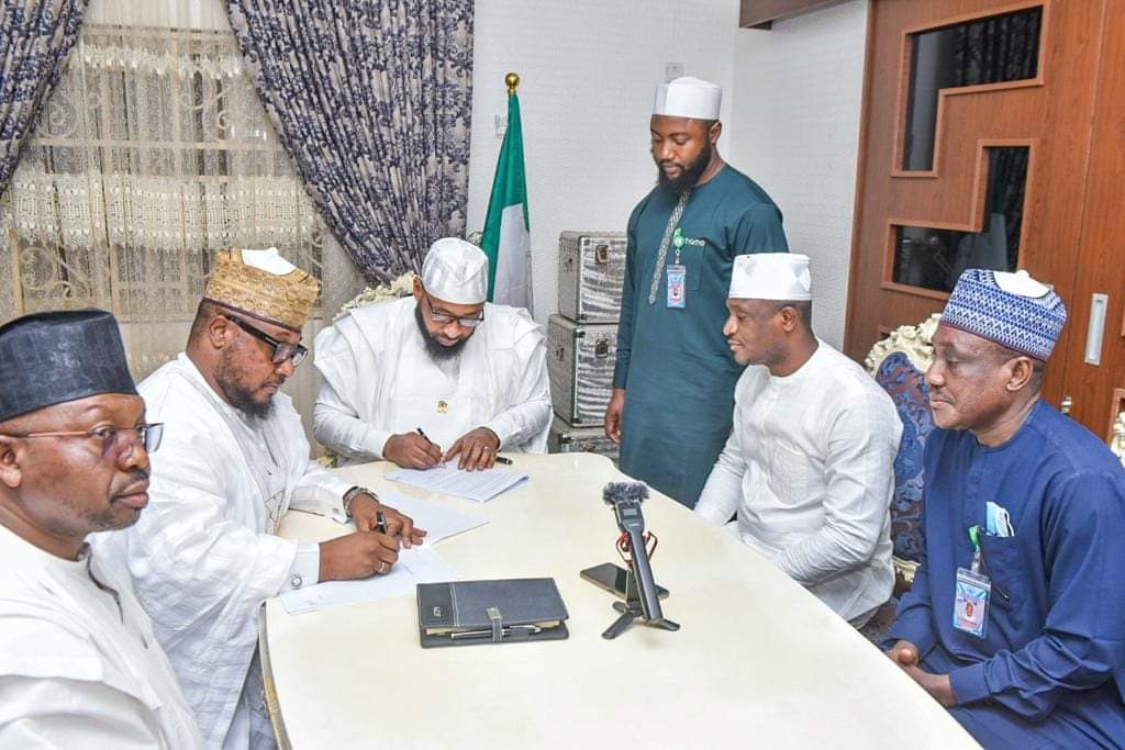 L-R: Baba Mohammed, Head, Government Affairs, The Alternative Bank; Garba Mohammed, Executive Director, The Alternative Bank; Mohammed Umar Bago, Governor Niger State; Mustapha Ndajiwo, Commissioner, Budget and Planning; Usman Abdullahi, Chief of Staff and Aminu Takuma, Commissioner Industry, Trade and Investment during the signing of multi-sector deal with the Niger State Government to boost the development of agriculture, transportation, energy and infrastructural sectors in the state recently.